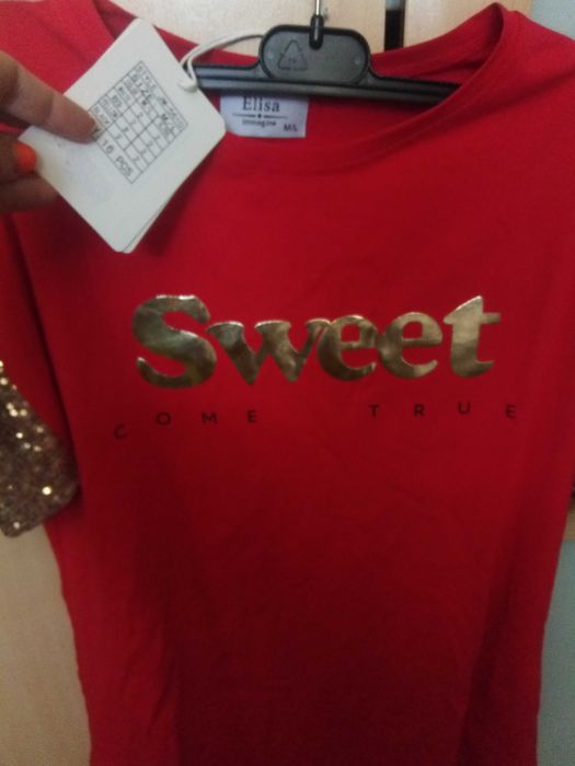 T-shirt vermelha nova com etiqueta