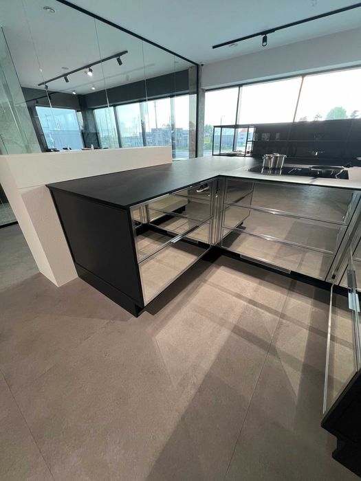 Meble kuchenne -wyspa ,blat HPL , okucia Blum nowe sprzedam.