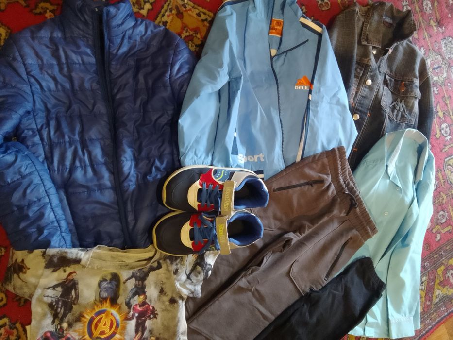 Одяг. Кросівки...