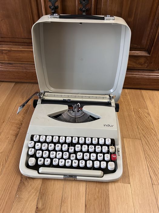 Máquina de escrever INDUS