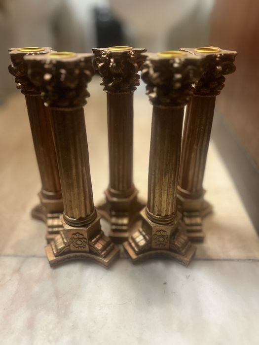 Conjunto de 5 Castiçais Estilo Coluna Coríntia Dourada