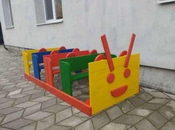 Пісочниця, машинка, дитячий будиночок, ігровий майданчик.