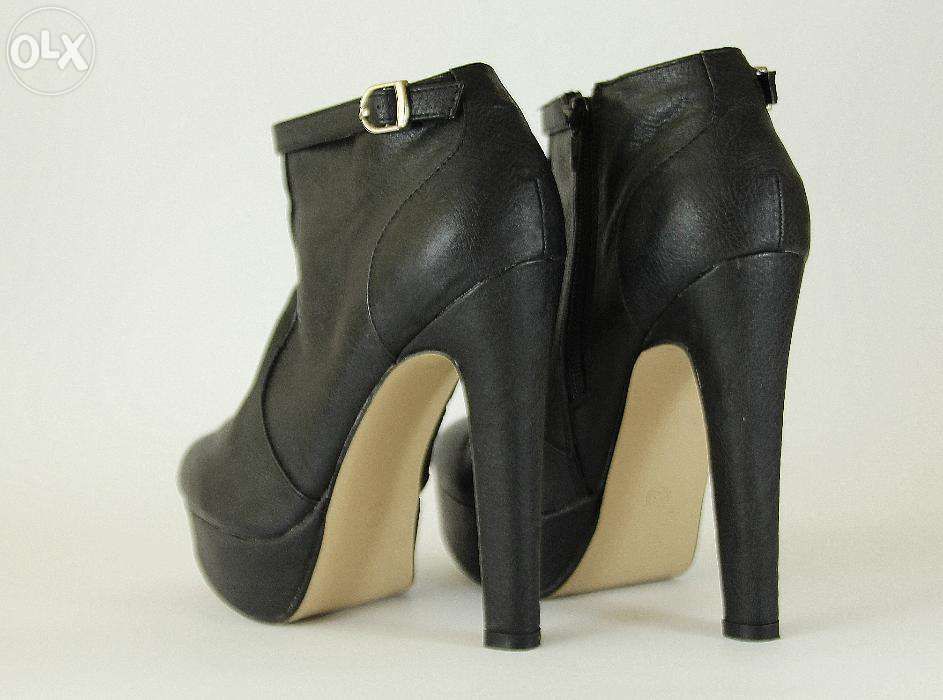 Skórzane botki na koturnach