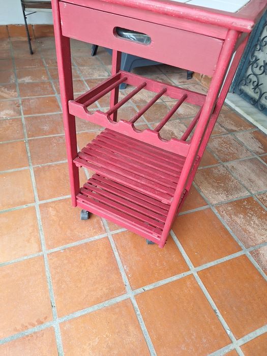 Mesa decorativa com bastante arrumação