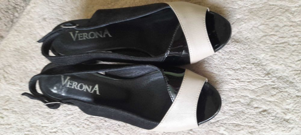 Босоніжки шкіряні.