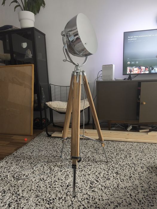 Lampa na trójnogu