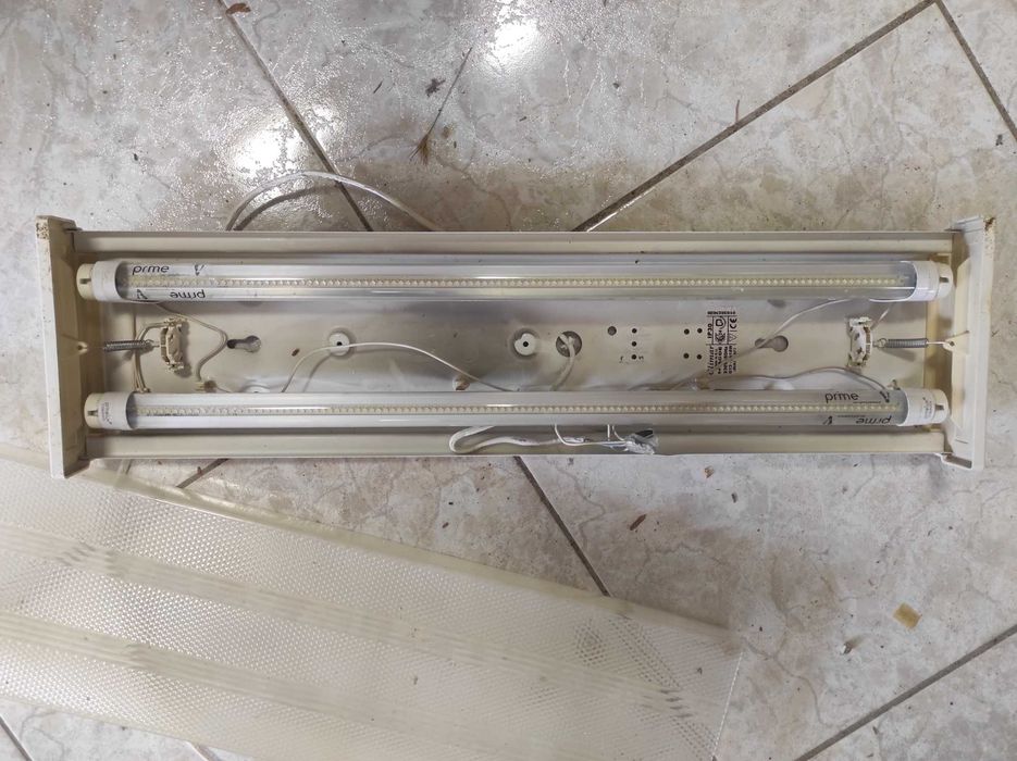 Candeeiro de tecto/Armadura de Iluminação (60cm) – Ideal para Cozinha ou Garagem