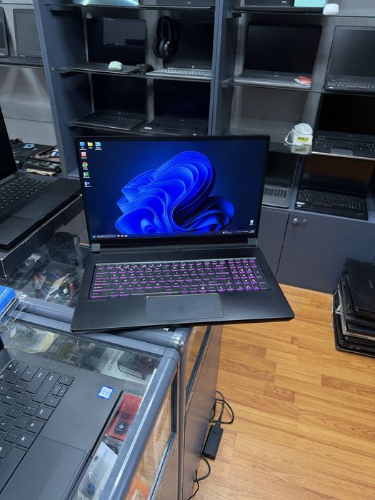 Игровой ноутбук 17 дюймов Msi nvidia 8гб. 2070max-q intel i7