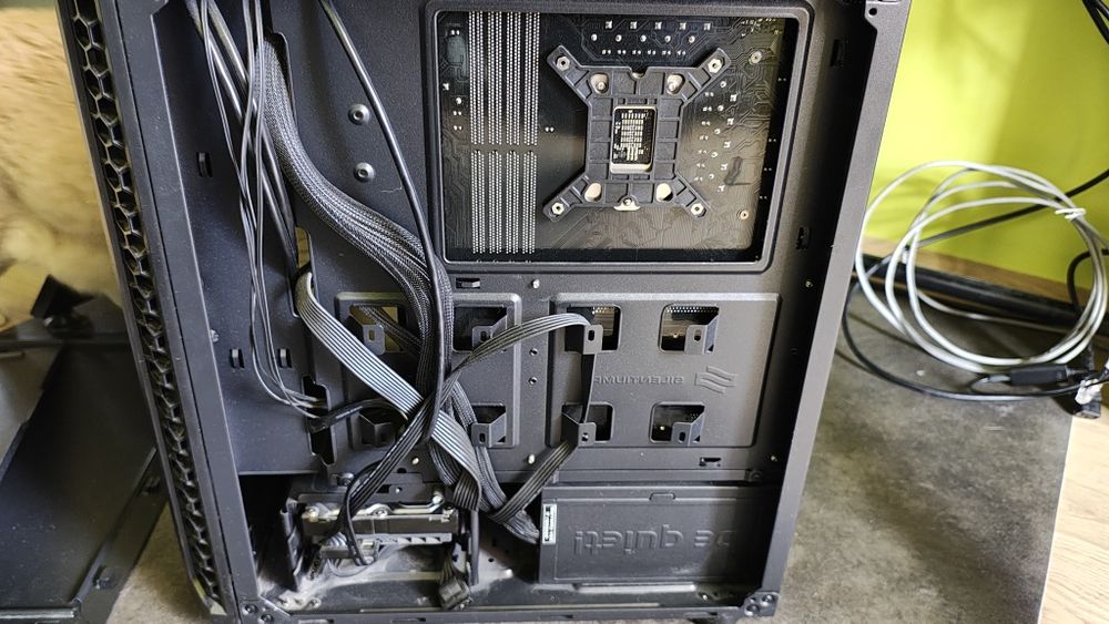 Sprzedam komputer  na części Pentium g6400, ram 16gb 3600mhz , 700w, zamknięta obudowa