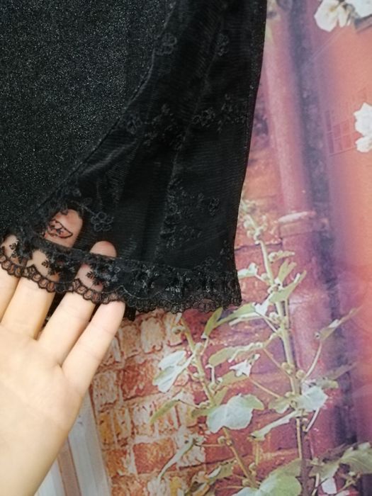 Черное платье с кружевом.