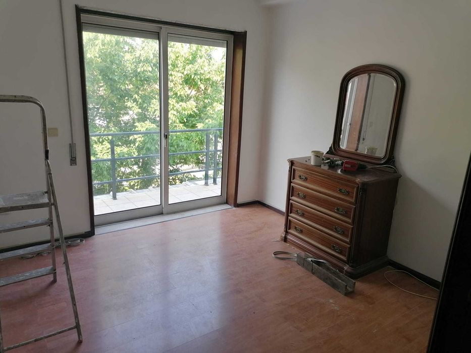 VENDO/ALUGO T3 com boas areas  e terraço