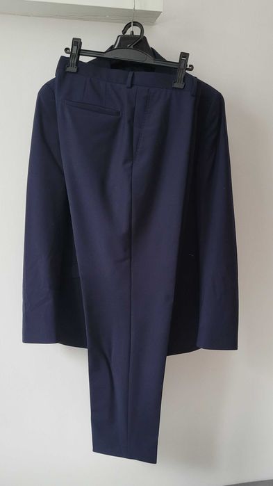 Granatowy męski garnitur