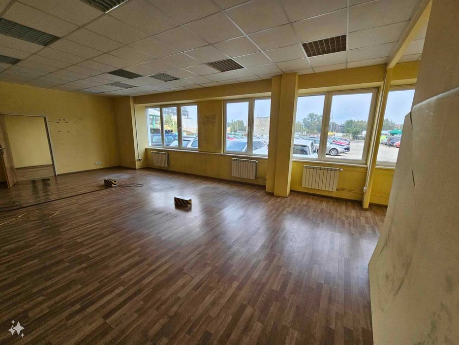 Powierzchnia użytkowa na parterze biurowca, 3 pom. parking