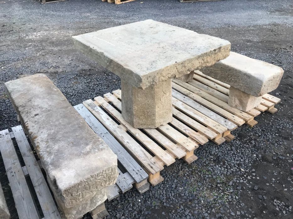 Zabytkowy stół i dwie ławki z szarego piaskowca