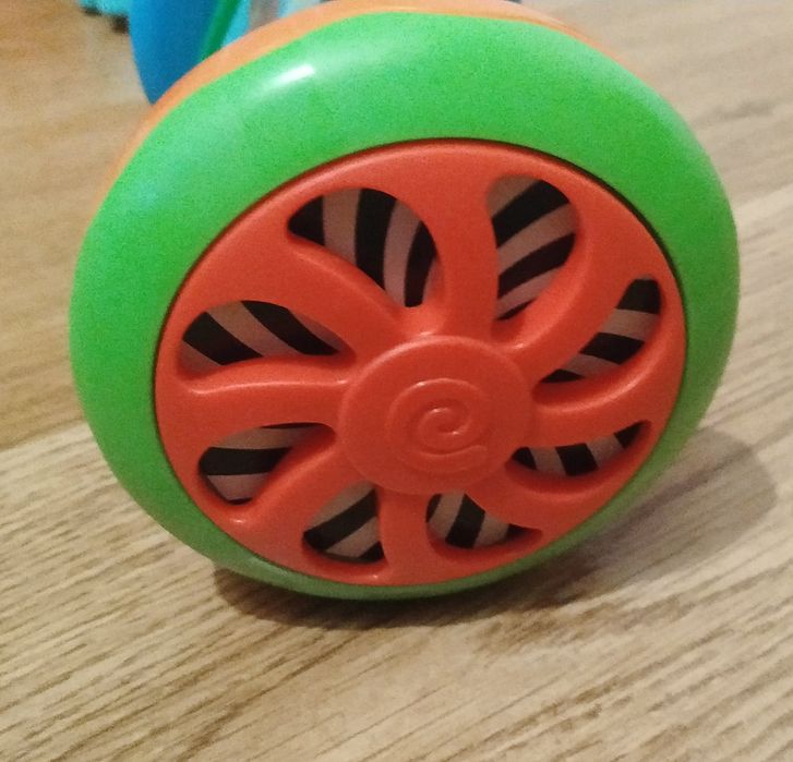 Vários brinquedos de bebé