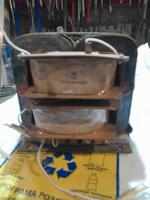 Большой трансформатор микроволновой печи.