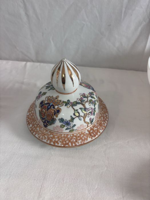 Marca Qianlong  Pote porcelana chinesa do Século XIX, com as armas Dom João V Marca Qianlong