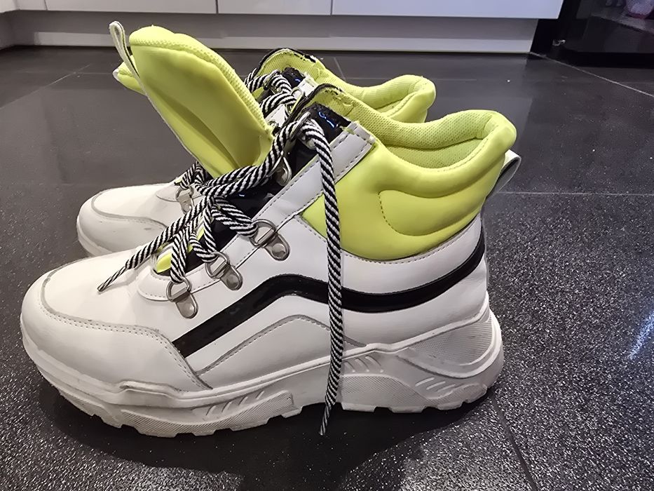 Buty używane z neonem