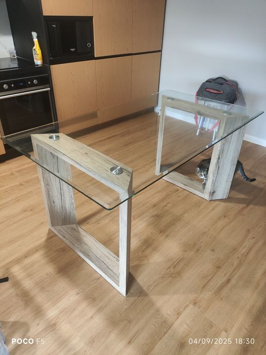 Mesa com tampo de vidro