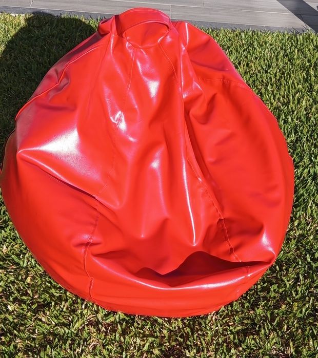 Puff vermelho em napa