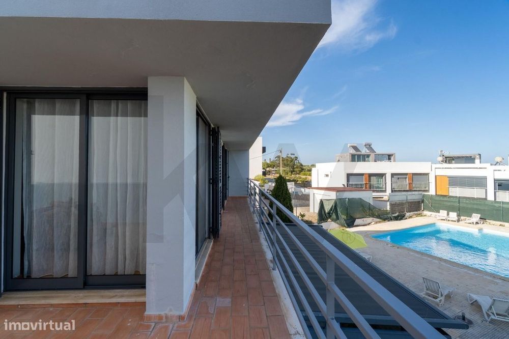 Moradia T4 com cave e estacionamento em box, inserida em condomínio co