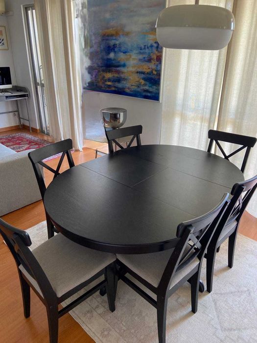 Mesa com conjunto de 6 cadeiras.