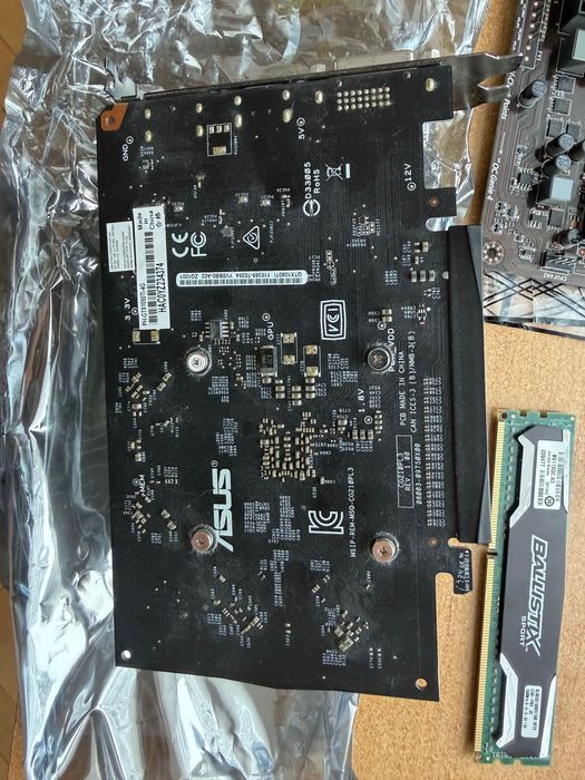 Procesor i5-4670k, płyta główna MSI Z87-G45, 16 GB RAM, GF 1050ti 4GB.