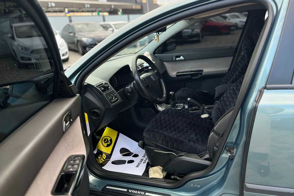 Volvo V50 2004 року