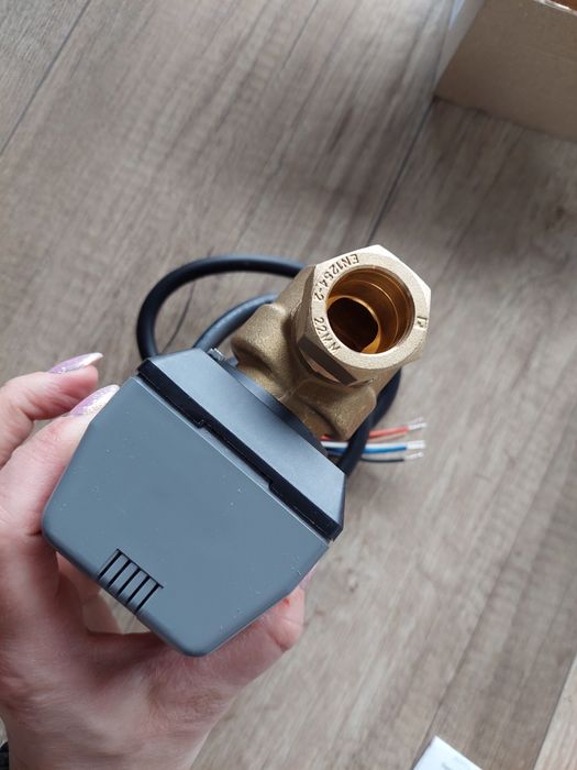 Zawór dwudrożny z napędem silnikowym