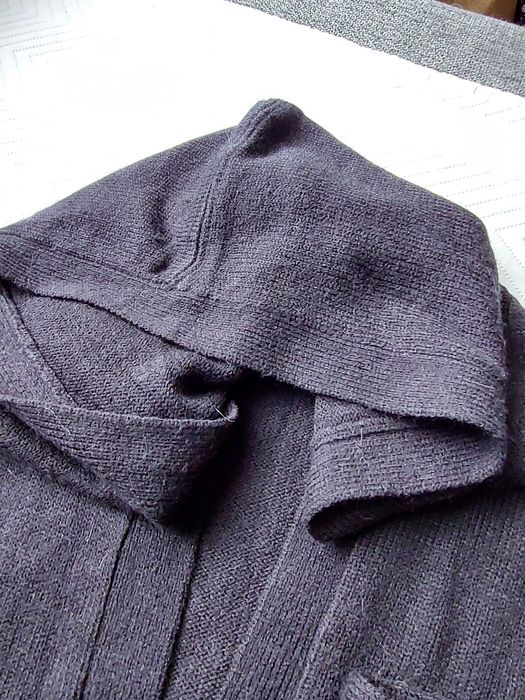 Czarny sweter z kapturem CROPP