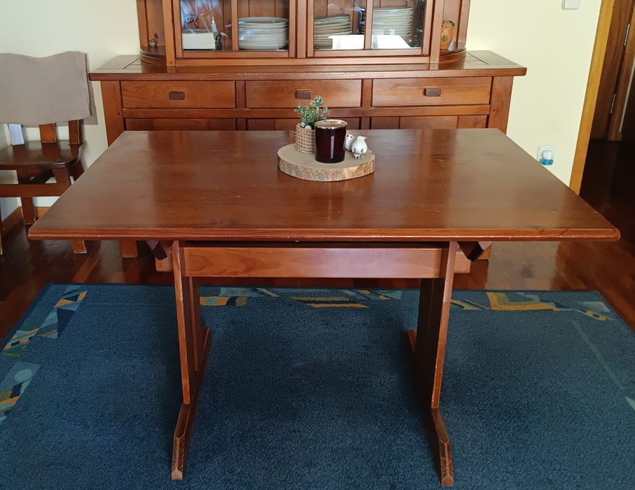 Conjunto mesa de jantar e oito cadeiras de madeira da Saint Clair
150 €