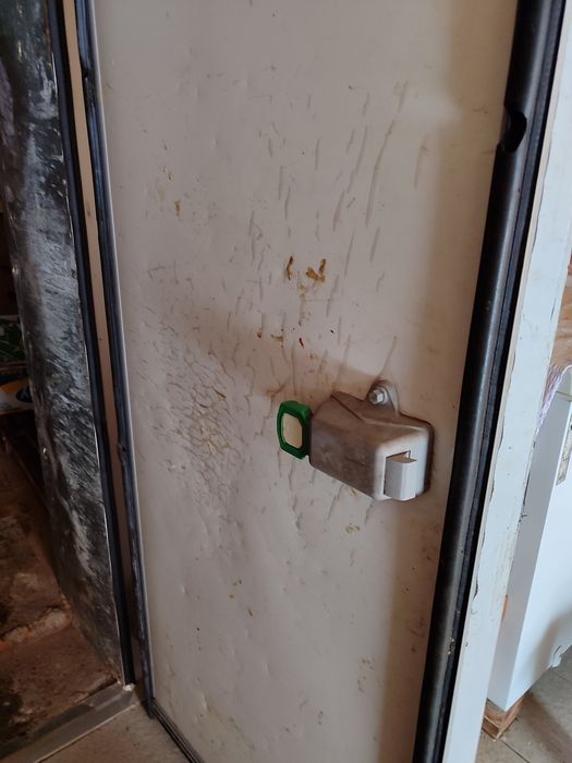 Холодильні двері до морозильно.  Договірна ї камери