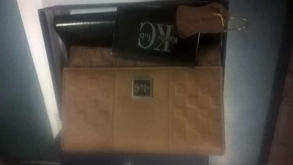 Carteira em pele a estrear