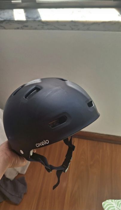 Skate com capacete e proteções