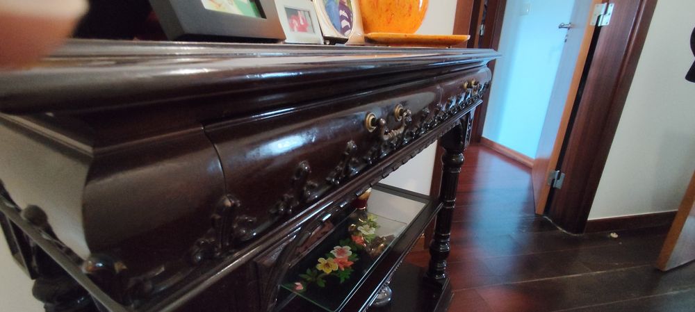 Móvel com duas gavetas e prateleira em vidro