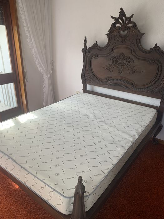 Cama de Casal Antiga em Madeira Maciça – Elegância e Carácter