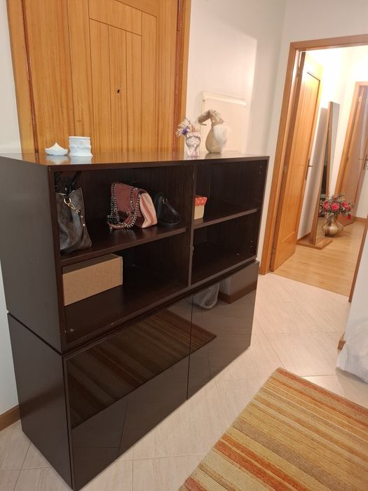 Movel estante com 2 portas de vidro preto