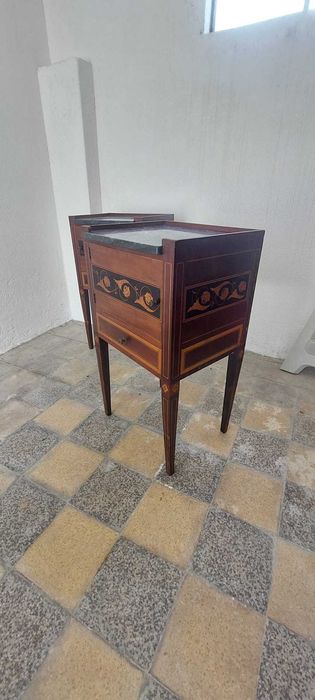 Par de mesas de cabeceira estilo D Maria