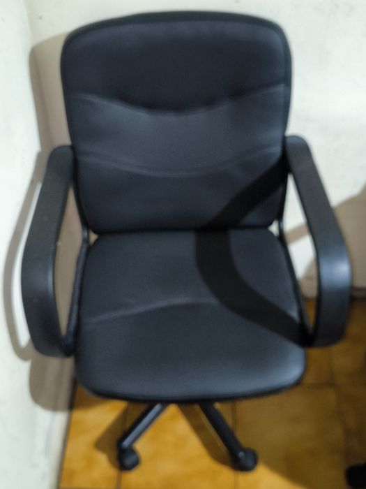 Cadeira de Escritório Preta – Confortável e em Bom Estado