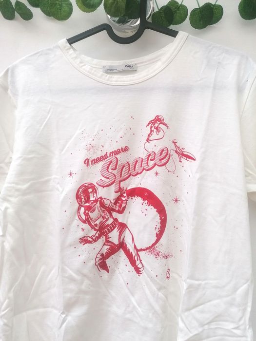 T-shirt Branca "I need more space"