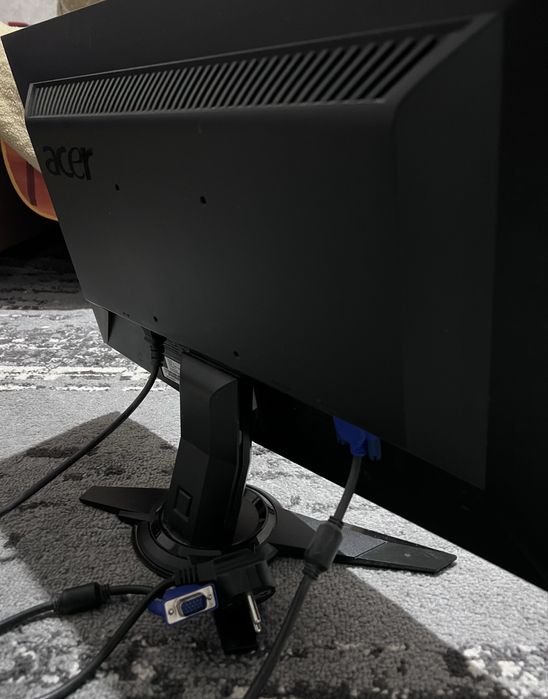 Продам: клавиатуру, монитор, мышку и камеру.