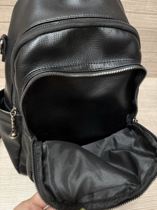 Продам чорний рюкзак вживаний