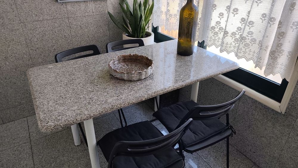 Mesa de cozinha com tampo em Pedra, granito.