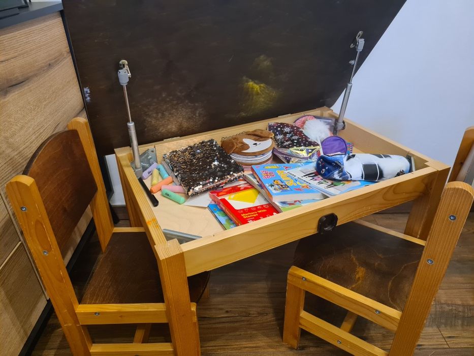 Stolik z krzesełkami dla dzieci