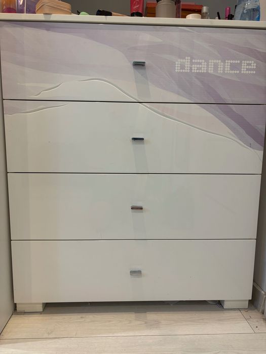 Szafa i komoda z mebli Meblik, z popularnej serii Dance.