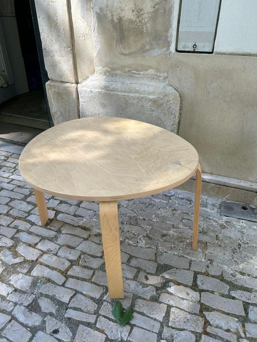 Mesa oval em madeira