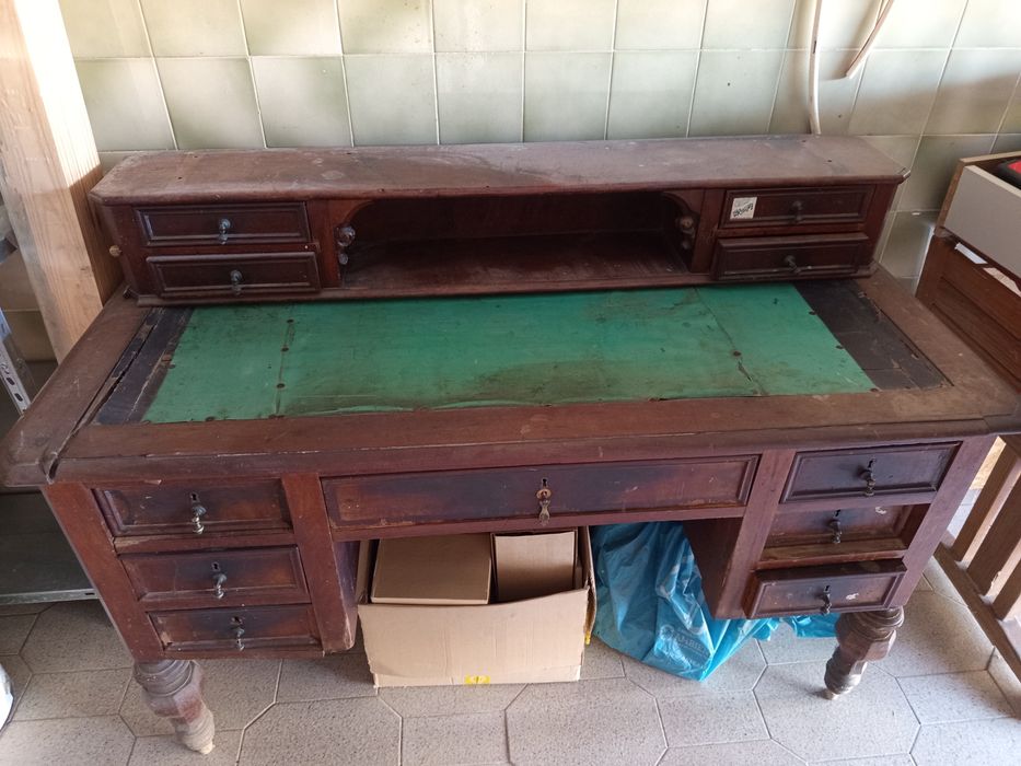 Secretária antiga sem estar picada do bicho