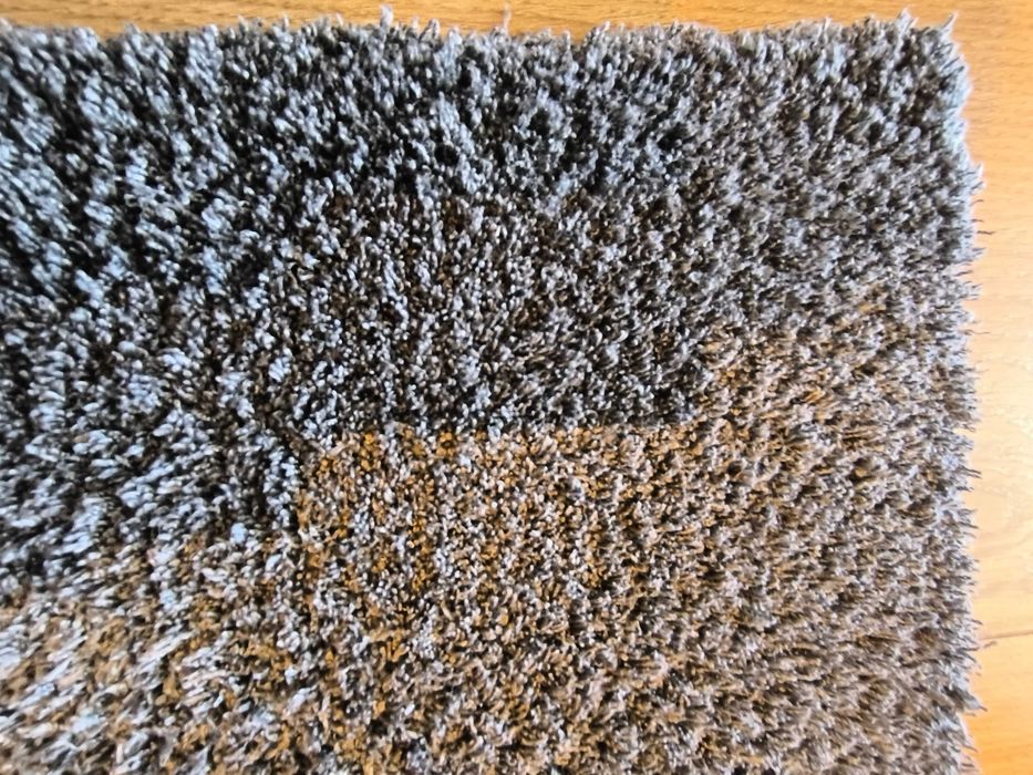 Carpete cinza antracite, lavável e de pelo curto. Medidas: 160*230