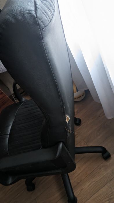 Чорне шкіряне крісло для керівника