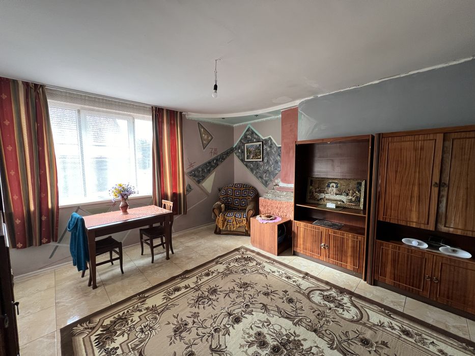 Продаж двох будинків у одному дворі.